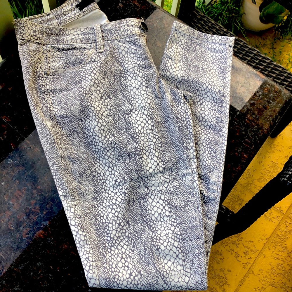 Very nice snake print skinny jeans. Low-rise. 98% cotton 2% spandex. Worn once.